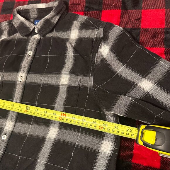 Arizona Jeans Casual Button Down Mens Medium Black Plaid Rugged Flannel Shirt - Picture 4 of 5